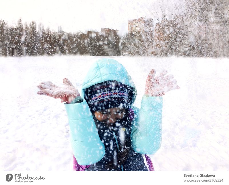 Teenagermädchen im Winter: Spaß im Freien und Schneewerfen Freude Glück Spielen Ferien & Urlaub & Reisen Kind Kindheit Natur Fröhlichkeit niedlich weiß