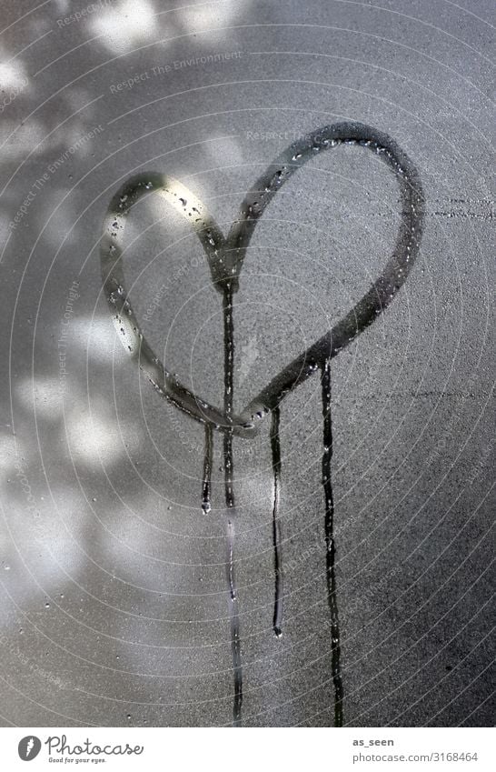 Weinendes Herz Herbst Winter Fenster authentisch nass grau schwarz weiß Gefühle Warmherzigkeit Sympathie Liebe Verliebtheit Romantik Traurigkeit Trauer