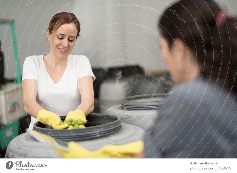 Arbeiterinnen, die die Fermentierung der Oliven kontrollieren Frucht Arbeit & Erwerbstätigkeit Beruf Arbeitsplatz Fabrik Industrie Business
