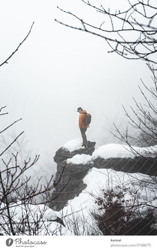 Ein Mann und ein Fels Lifestyle Wohlgefühl Zufriedenheit Sinnesorgane ruhig Freizeit & Hobby Ausflug Abenteuer Freiheit Winter Schnee Winterurlaub wandern