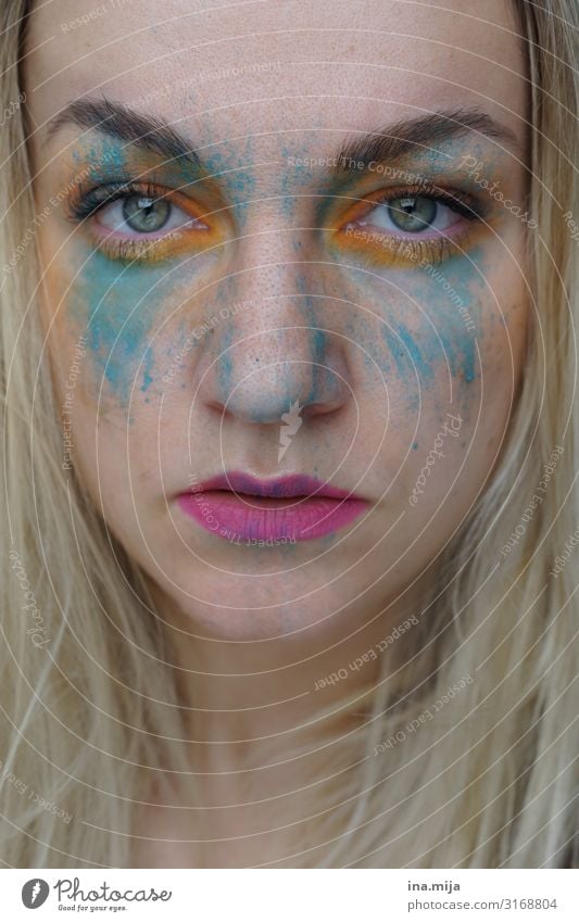 blonde Frau mit Farbe im Gesicht schön Körperpflege Kosmetik Creme Schminke Lippenstift Wimperntusche Feste & Feiern Karneval Mensch feminin Junge Frau