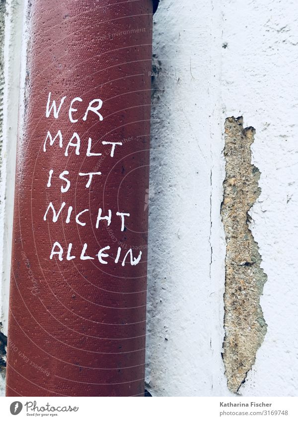 Wer malt ist nicht allein Stadt Stein Zeichen Schriftzeichen Hinweisschild Warnschild braun rot weiß Kreativität Wand Mauer Röhren Wort Text Aussage