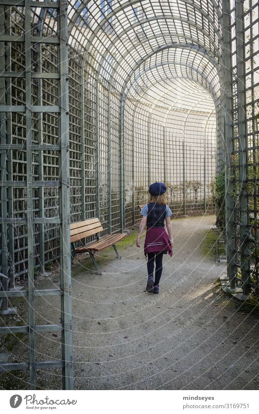 Ein Mädchen läuft durch einen Park Tourismus Städtereise Kindheit 3-8 Jahre Paris Gitter Arkaden Parkbank Mode Baskenmütze blond beobachten entdecken gehen