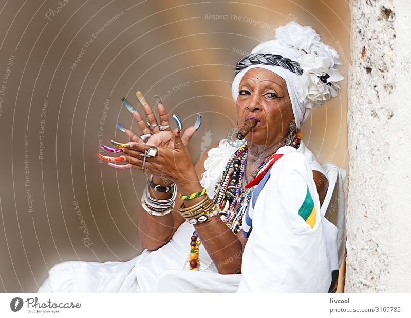 Kubanische Santona raucht eine Zigarre, Havanna - Kuba Lifestyle Stil Leben Spielen Ferien & Urlaub & Reisen Ausflug Insel Mensch feminin Frau Erwachsene
