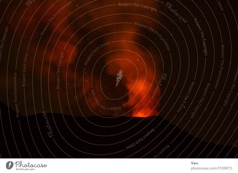 Ätna³ in der Nacht Natur Urelemente Gipfel Vulkan Sizilien außergewöhnlich dunkel rot schwarz bedrohlich glühen Lava Vulkankrater Ausbruch Eruption Rauch