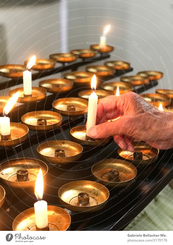 Andacht Kerze Metall Gefühle trösten dankbar Glaube Traurigkeit Religion & Glaube Hoffnung Liebe Tradition Farbfoto Innenaufnahme Licht