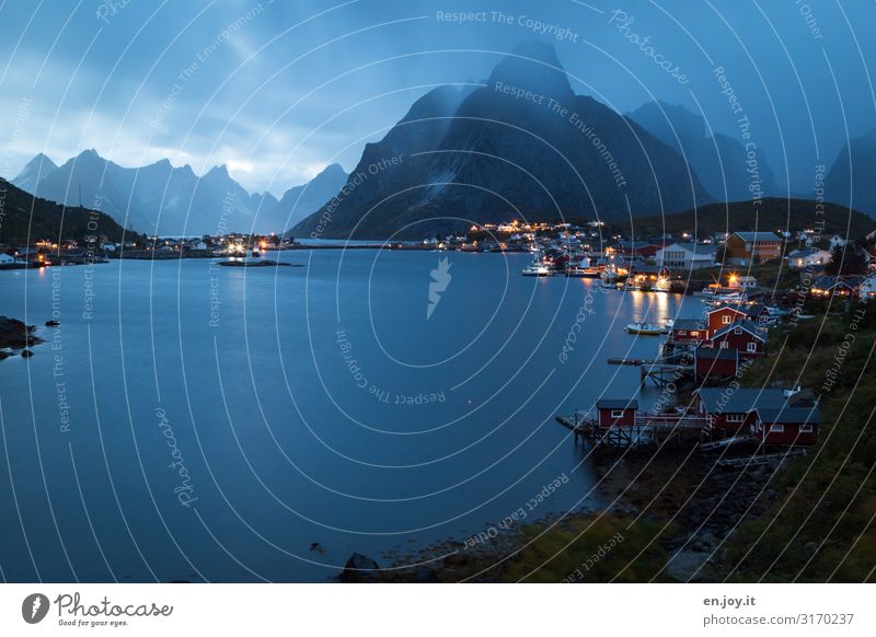 der Regen kommt Ferien & Urlaub & Reisen Städtereise Natur Landschaft Gewitterwolken Nachthimmel schlechtes Wetter Berge u. Gebirge Fjord Reine Norwegen
