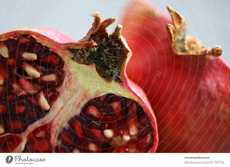 Granatapfel Lebensmittel Frucht Pflanze Nutzpflanze exotisch frisch Gesundheit gut lecker natürlich saftig rot genießen fruchtig Farbfoto Innenaufnahme