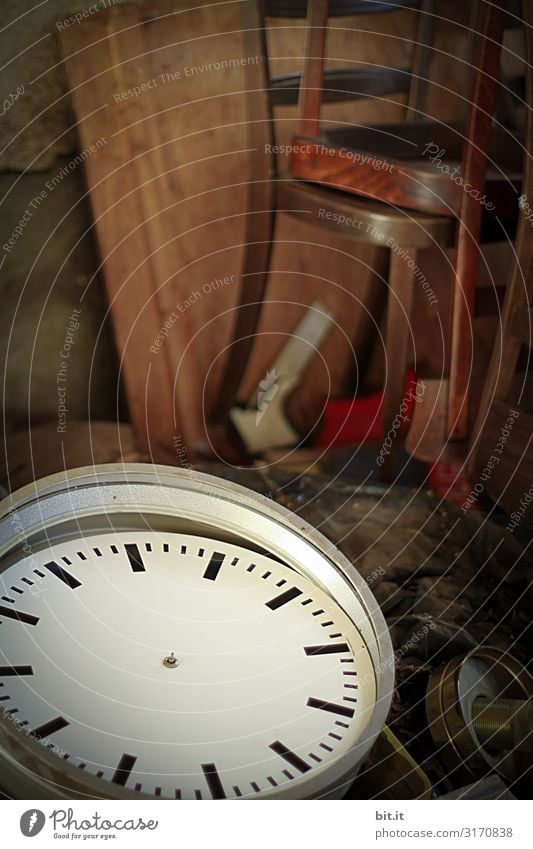 Alte, kaputte Uhr in einem Möbellager Dekoration & Verzierung Kitsch Krimskrams Ziffern & Zahlen alt Antiquität retro zeitlos Entschleunigung Stillleben