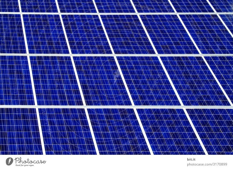 Solaranlage, Solarzelle, Photovoltik Anlage zur nachhaltigen Energieversorgung & Umweltschutz, mit Sonnenlicht. Klimaschutz durch Ökostrom, nachhaltig, günstig, erneuerbar, ökologisch, effizient, innovativ. Solar Panele Modul. Energiekrise. Solarstrom.