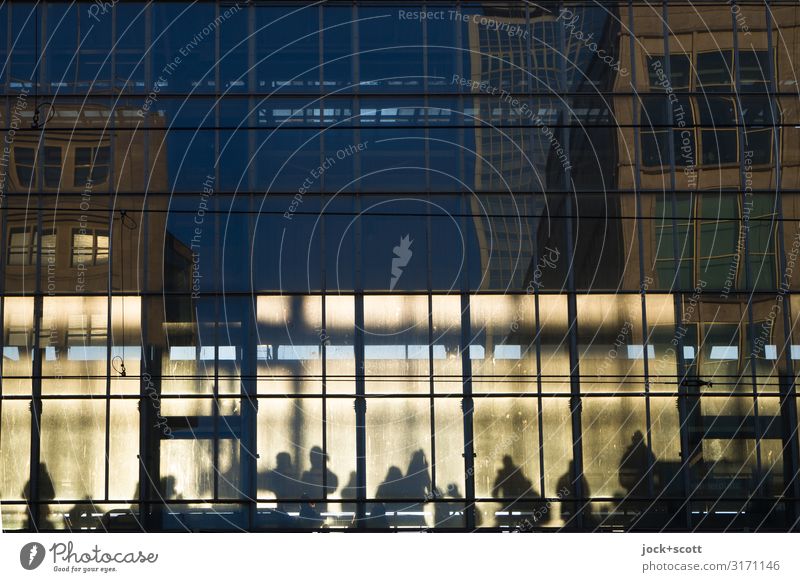 Wartende Reisende im warmen Abendlicht Berlin-Mitte Stadtzentrum Glasfassade Öffentlicher Personennahverkehr Bahnhofshalle Ferien & Urlaub & Reisen warten groß