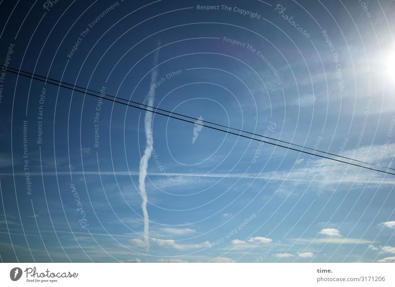 Himmelfahrten | kreuz und quer blau Wolken Kondensstreifen Flugverkehr wind verweht Verwehung diagonal linie hoch oben luft zeichnung sonne stromkabel leitung