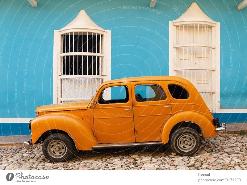 alter orangefarbener Parkplatz vor dem blauen Haus, Trinidad - Kuba Lifestyle Leben Ferien & Urlaub & Reisen Tourismus Ausflug Insel Dekoration & Verzierung
