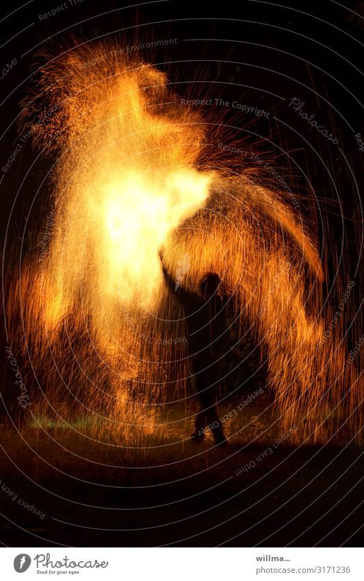 Spiel mit dem Feuer - Mensch inmitten von Funkenfeuer Silhouette heiß bedrohlich Zauberei u. Magie Urelemente Funkenregen einzigartig Feuershow Show