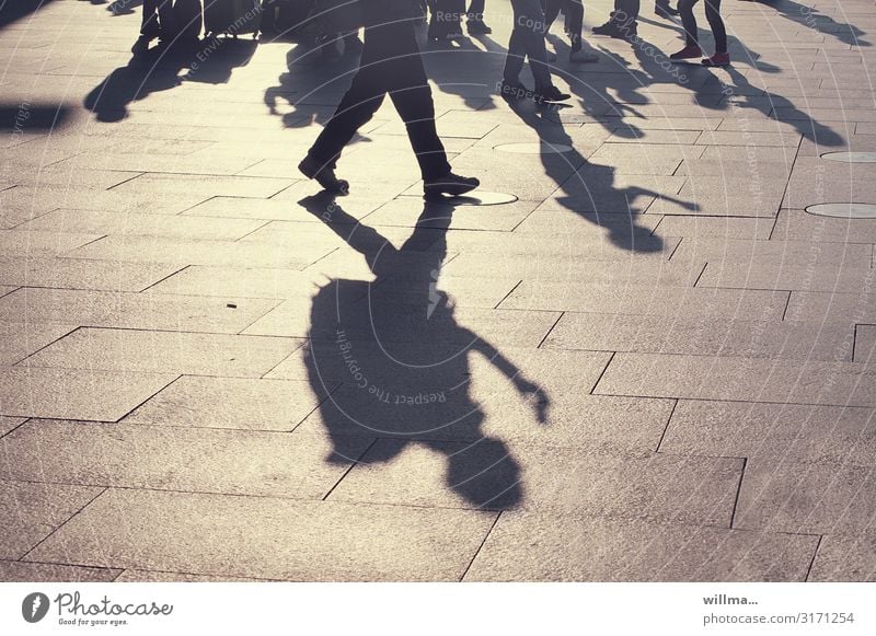 Schatten einer Menschengruppe auf einem öffentlichen Platz Business gehen stehen unterwegs Licht & Schatten Schattenspiel Tourist reisend Rucksack Koffer