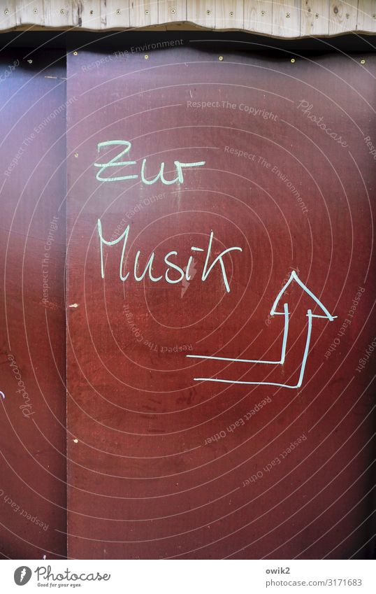 Handgemacht Kunst Kultur Musik Haus Hütte Schuppen Wand Kunststoff Zeichen Schriftzeichen Pfeil einfach Ziel Richtung richtungweisend Kritzelei Handschrift