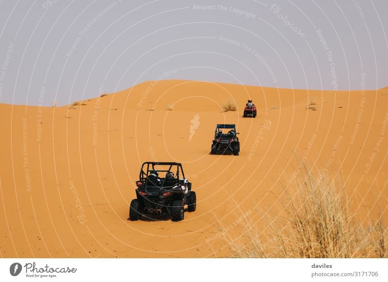 Rallye-Buggys, die die Dünen in der Wüste durchqueren. Ferien & Urlaub & Reisen Ausflug Abenteuer Safari Expedition Sport Motorsport Autorennen Natur Landschaft