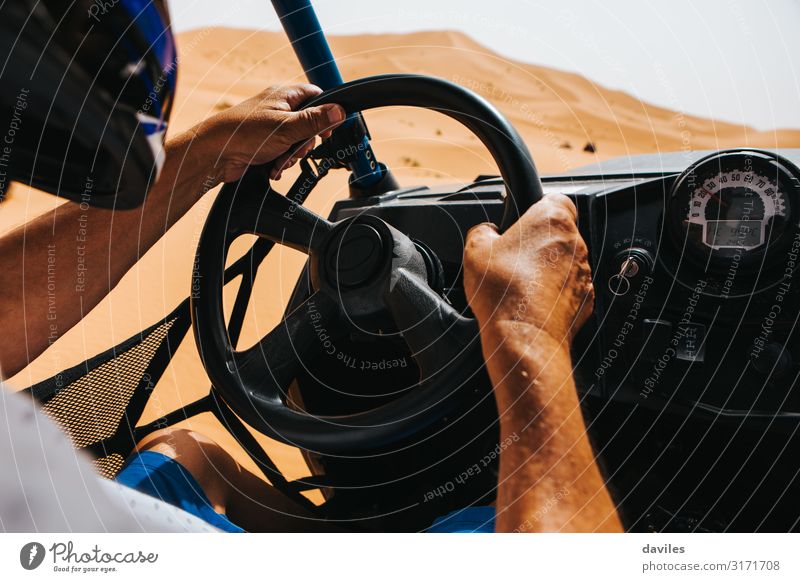 Mann fährt einen Geländewagen in der Shara-Wüste. Ferien & Urlaub & Reisen Ausflug Abenteuer Expedition Sport Motor Erwachsene Hand 1 Mensch Natur Sand Verkehr