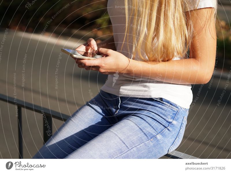 junge Frau benutzt Smartphone Handy Lifestyle Freizeit & Hobby Spielen Telefon PDA Technik & Technologie Unterhaltungselektronik Telekommunikation