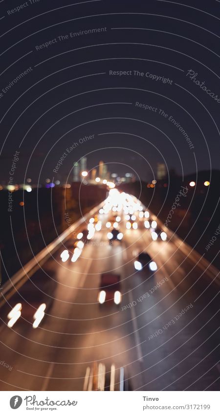 Unscharfes Bild einer Großstadtautobahn zur Rushhour Hauptstadt Verkehr Verkehrswege Straßenverkehr Autofahren Autobahn PKW Stress Eile Berufsverkehr