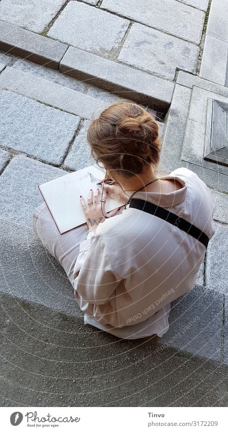 Anfertigung einer Skizze Freizeit & Hobby Student feminin Frau Erwachsene 1 Mensch 18-30 Jahre Jugendliche Papier Schreibstift Idee Inspiration Kreativität