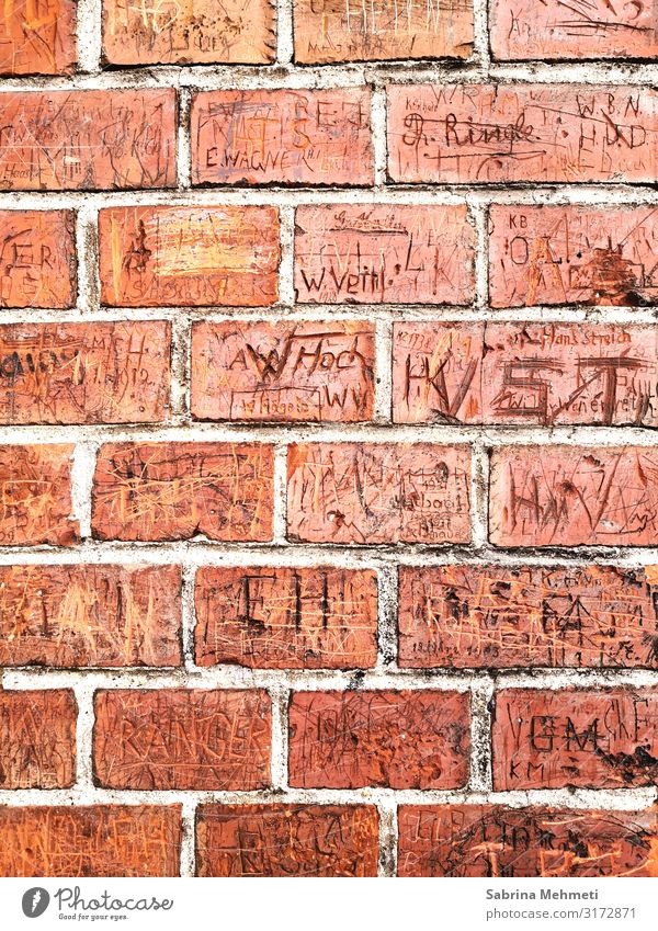 Backsteinmauer Umwelt Bauwerk Fassade Zeichen Schriftzeichen Ziffern & Zahlen Graffiti orange Romantik Vergangenheit Farbfoto Außenaufnahme