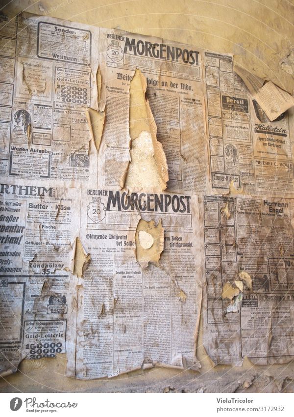 historische, an die Wand geklebte Zeitung "Berliner Morgenpost" Medienbranche Druckmaschine Zeitmaschine Printmedien Zeitschrift lesen Mauer Fassade Papier