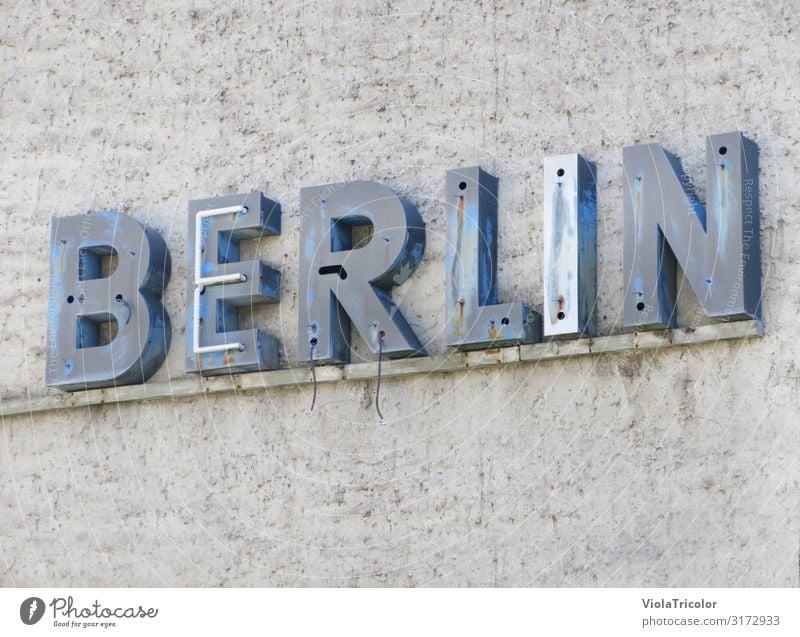 Schriftzug "Berlin", alte blaue Leuchtreklame Tourismus Städtereise Stadt Hauptstadt Stadtzentrum Bauwerk Gebäude Architektur Mauer Wand Fassade Stein Beton