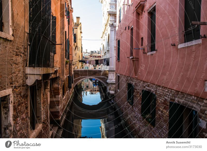 kleine Brücke zwischen Palazzi in Venedig mit Spiegelung Ferien & Urlaub & Reisen Tourismus Sightseeing Städtereise Kreuzfahrt Insel Architektur Stadt