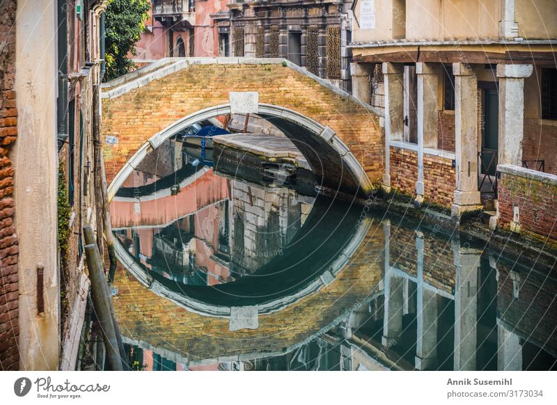 Kleine Brücke mit Spiegelung an einem Kanal in Venedig Ferien & Urlaub & Reisen Tourismus Sightseeing Städtereise Kreuzfahrt Meer Bildung Wasser Insel Stadt