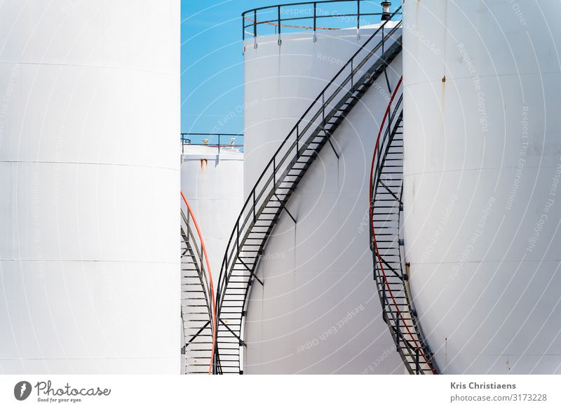 Weiße Lagertanks Fabrik Wirtschaft Industrie Güterverkehr & Logistik Energiekrise Metall Stahl blau weiß Tank Vorratsbehälter Ölraffinerie Erdöl Rohöl