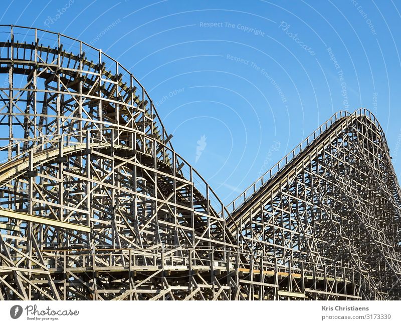 Holzachterbahn Sommer Sommerurlaub blau braun Freude Achterbahn Fahrgeschäfte Vergnügungspark Fröhlichkeit Ausritt Nervenkitzel Farbfoto Tag Sonnenlicht