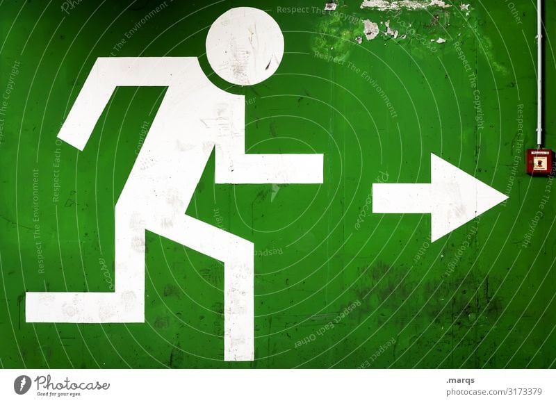 Exit Piktogramm mit Feuermelder Zeichen Notausgang Fluchtweg grün Pfeil Panik Ausweg Ziel Rettung richtungweisend Wand Angst flüchten Ausgang Richtung