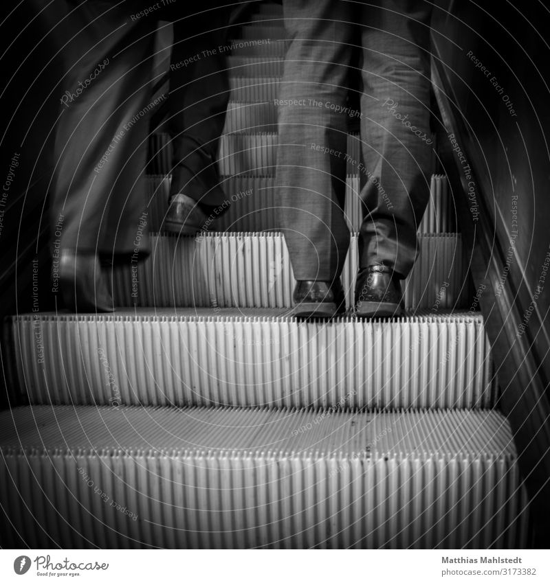 Anzugträgerbeine auf einer Rolltreppe Mensch maskulin Mann Erwachsene Beine 2 Berlin Bahnhof Zoologischer Garten Schuhe Bewegung fahren gehen stehen authentisch