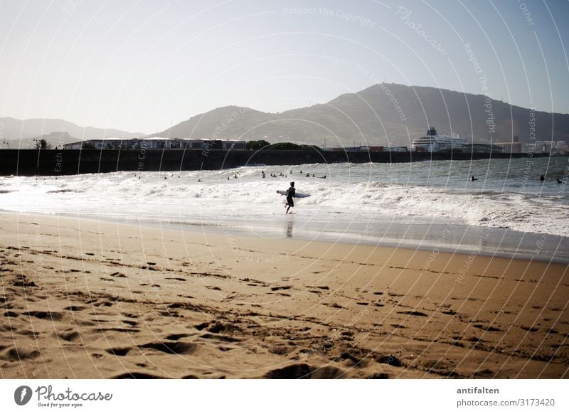 Junger Surfer am Strand von Getxo/Bilbao Spanien strand bilbao surfer Meer Wellen Küste Wassersport Außenaufnahme Farbfoto Ferien & Urlaub & Reisen Sport Sommer