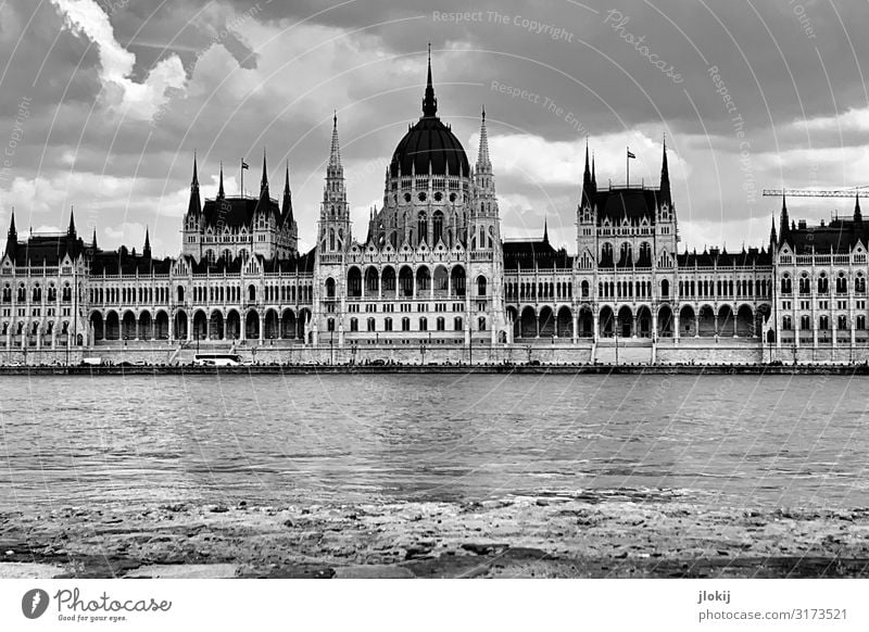Parlament Budapest Ungarn Stadt Hauptstadt Stadtzentrum Haus Palast Burg oder Schloss Bauwerk Gebäude Architektur Fassade Fenster Dachgiebel Turm