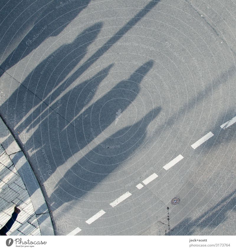 Schattenwurf auf offener Straße mit 5 Mensch Menschengruppe Berlin Stadtrand Personenverkehr Fußgänger Fahrbahnmarkierung Bordsteinkante Asphalt gehen lang