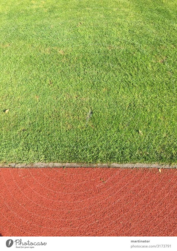 sportplatz detail Sport Ballsport Leichtathletik Joggen Fußballplatz Stadion laufen laufstadion Rasen Wiese Stadt modern grün rot Klarheit minimalistisch