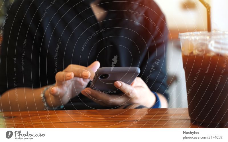 Junge Kundin nutzt Smartphone beim Eiskaffee Kaffee Lifestyle Stil schön Erholung Sommer Tisch Restaurant Arbeit & Erwerbstätigkeit Business Telefon Handy PDA