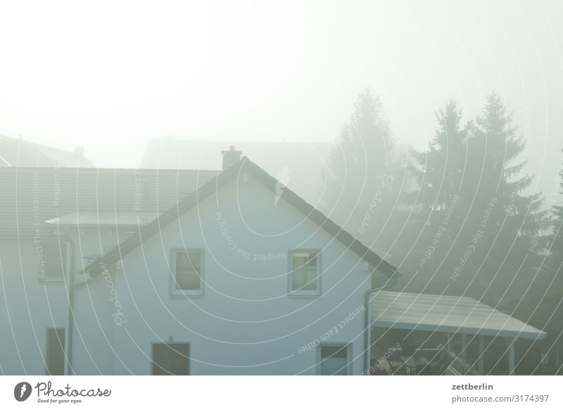 Haus im Nebel Dunst Herbst Herbstfärbung Herbstprogramm Landschaft Menschenleer Morgen Perspektive Ferne Sonne Textfreiraum Wetter Winter Wintermorgen Wohnhaus