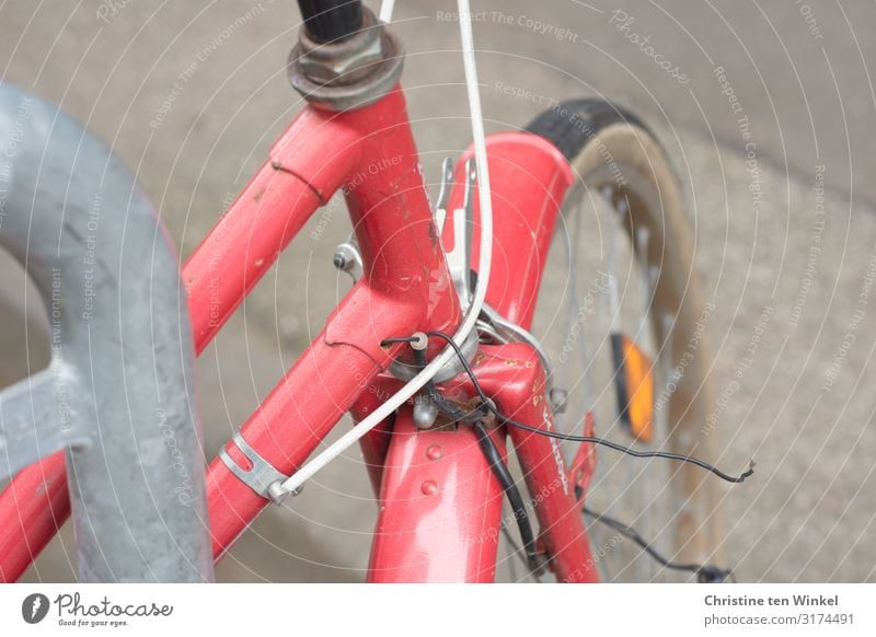Rotes Fahrrad alt authentisch glänzend kaputt retro Stadt rot Mobilität Perspektive Umwelt Farbfoto mehrfarbig Außenaufnahme Nahaufnahme Detailaufnahme