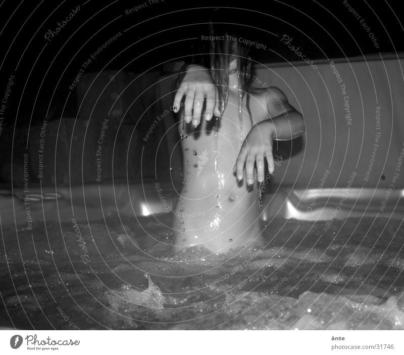 Das Gruseln im Pool Schwimmbad Hand sprudelnd Kind dunkel gruselig Horrorfilm Panik Nacht Whirlpool Finger gestikulieren bedrohlich nähern Zombie Mensch Angst