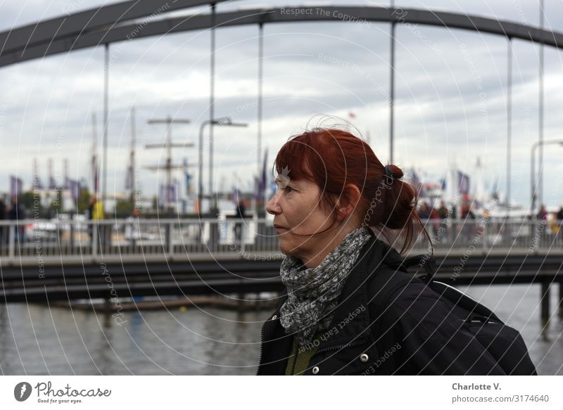 Auf zum | UT HH19 Mensch feminin Frau Erwachsene Weiblicher Senior Leben 45-60 Jahre schlechtes Wetter Hamburg Deutschland Europa Hafenstadt Hamburger Hafen