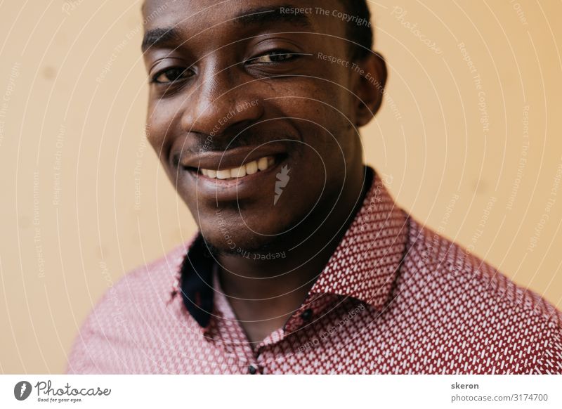 Porträt eines lächelnden afrikanischen Studenten im Hemd Lifestyle kaufen Reichtum elegant Stil ausgehen Kindererziehung Bildung Arbeit & Erwerbstätigkeit Beruf