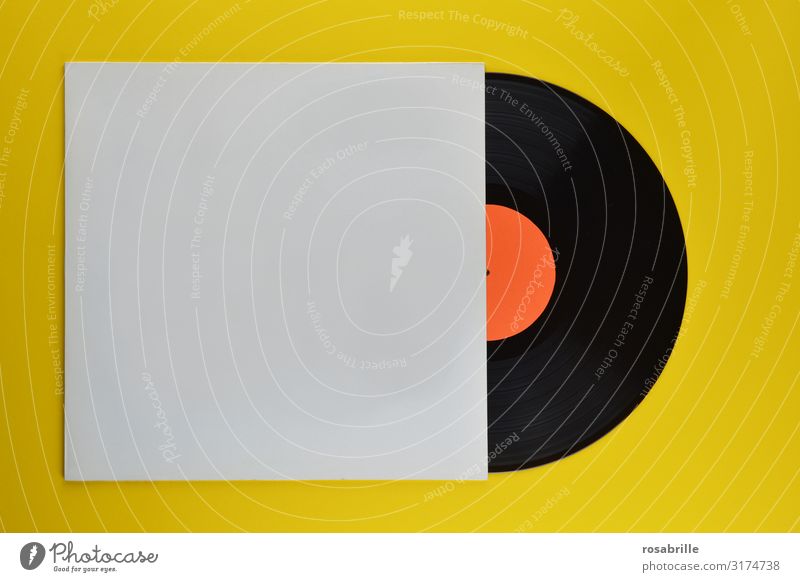 alte schwarze Vinyl Schallplatte zur Hälfte in neutraler weißer Plattenhülle auf gelbem Hintergrund | alt LP antik retro vintage Musik Cover Hülle leer Disco