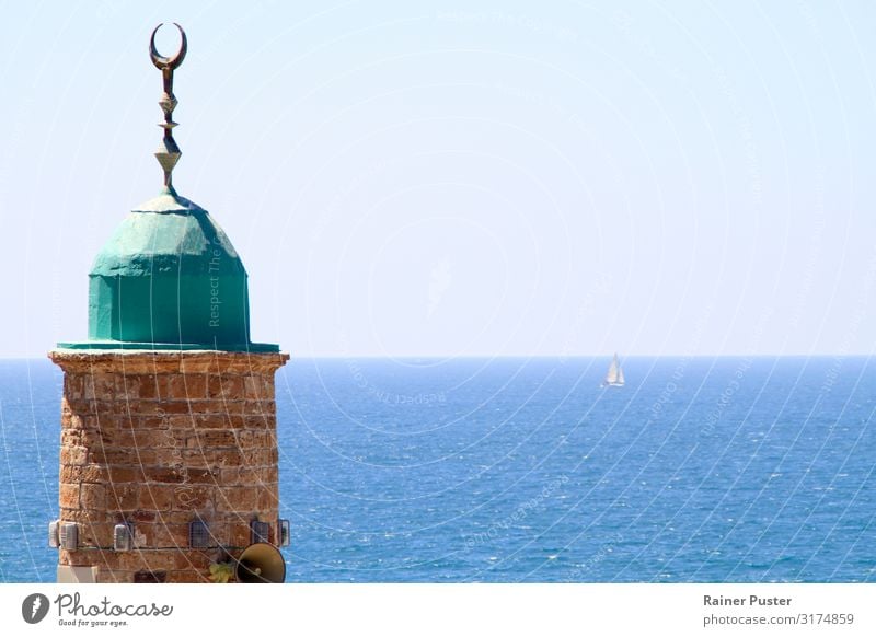 Minarett der Al-Bahar Moschee in Jaffa, Israel Sommer Sommerurlaub Segeln Wolkenloser Himmel Schönes Wetter Küste Meer Mittelmeer Zeichen blau türkis Erholung