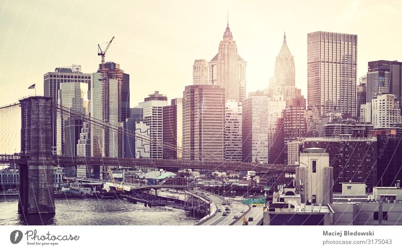 Farbig getöntes Bild der Skyline von New York City bei Sonnenuntergang. Reichtum Ferien & Urlaub & Reisen Sommer Büro Himmel Fluss Stadt überbevölkert Hochhaus