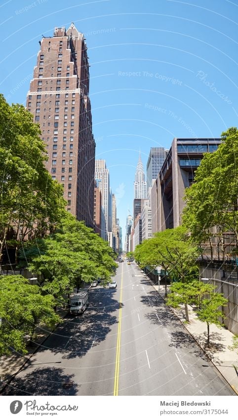 East 42nd Street in New York City an einem sonnigen Sommertag. Ferien & Urlaub & Reisen Sightseeing Städtereise Häusliches Leben Wohnung Himmel Baum Stadt