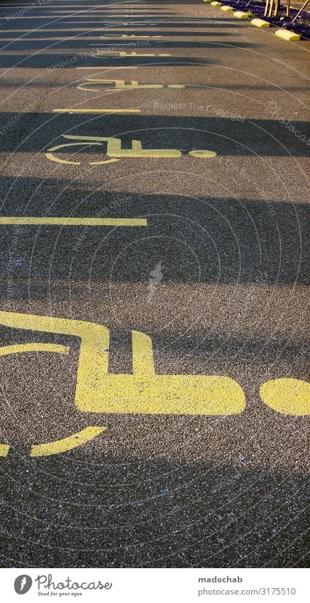 Hürdenlauf - Behindertenparkplatz Rollstuhl Behinderung Verkehr Straßenverkehr Fahrzeug PKW Zeichen Schriftzeichen Schilder & Markierungen Hinweisschild