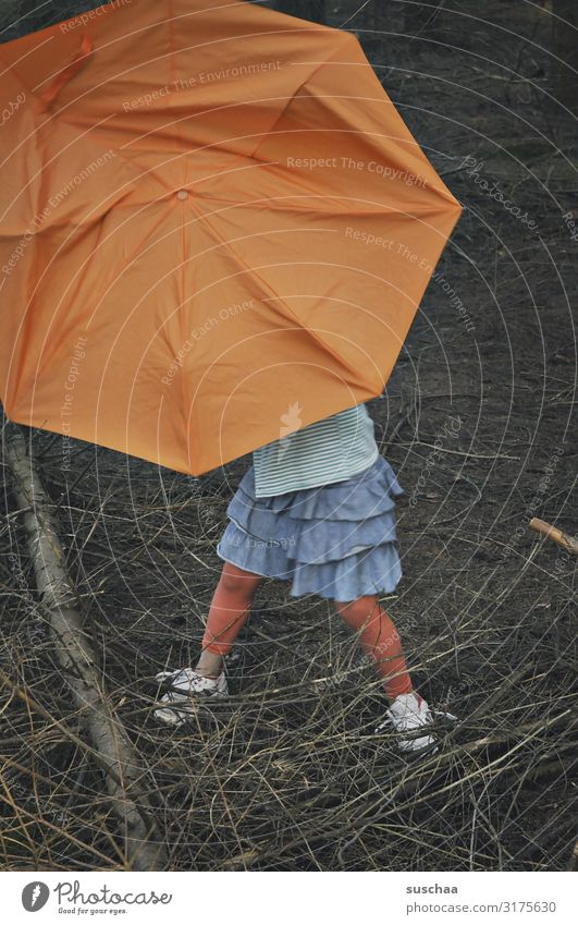 mit schirm im wald (2) Kind Mädchen Schirm Regenschirm Unterholz Wald Baum Ast Waldboden dunkel einzeln mehrfarbig orange Rock Rotkäppchen verrückt lustig